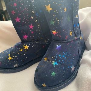 Brand new Harper Canyon navy blue boots with colorful stars. Faux fur interior